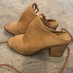 Chinese Laundry Tan Women's Leather Sandals that lace up leg. EUC